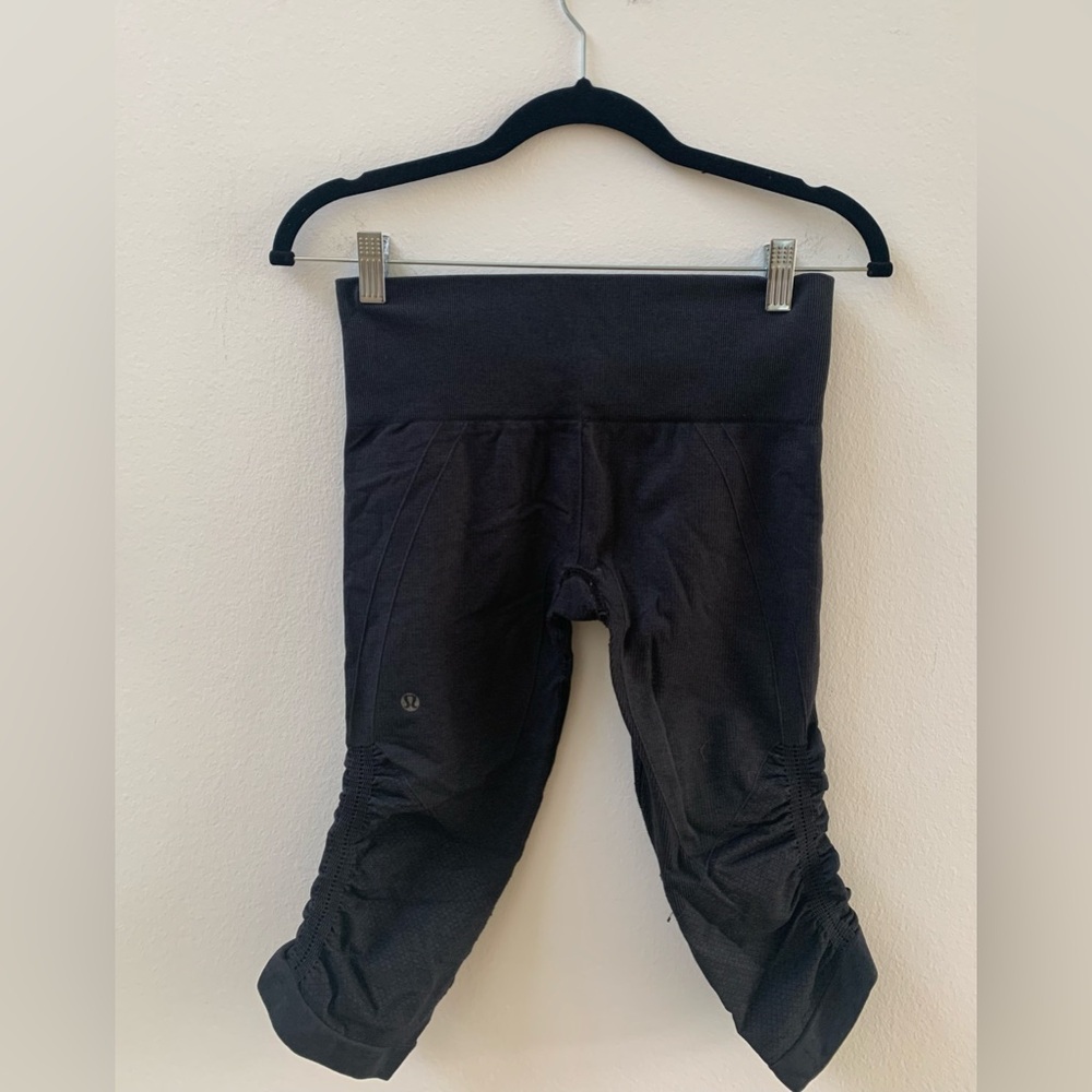 SZ 4 Lululemon Black Wunder Under
Capri Length